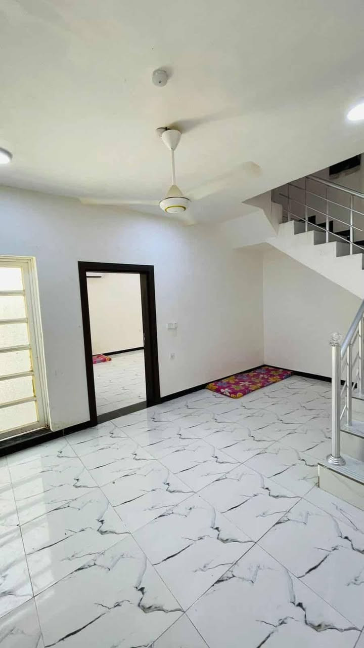 بيت طابو صرف المساحه ٢٠٠ م تنطي تطلوعه والباقي ع المصرف العقاري اقصاط طابقين يتكون الطابق الاول غرفه وستقبال اوصاله اومطبخ اوصحيات داخليه كراج حديقتين الطابق الثاني غرفتين وصاله اوصحيات المكان طوريج مجمع الزهراء السكني باقي التفاصيل اتصال ع ***********او مراجعه مكتب عقارات ابو كرار عنوان المكتب الجمعيه
