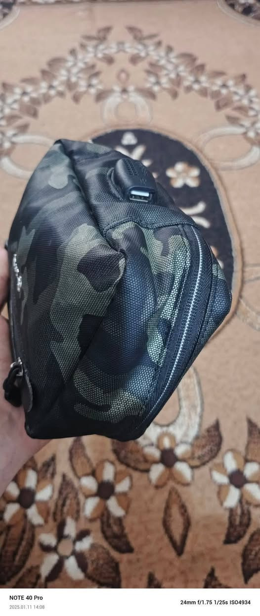 سلام عليكم لبيع حقيبت ضهر و حقيبة يد مضادة للسرقة مع منفذ شحن يو إس بي من بوسو (825S) - رمادي مموه  ***********
