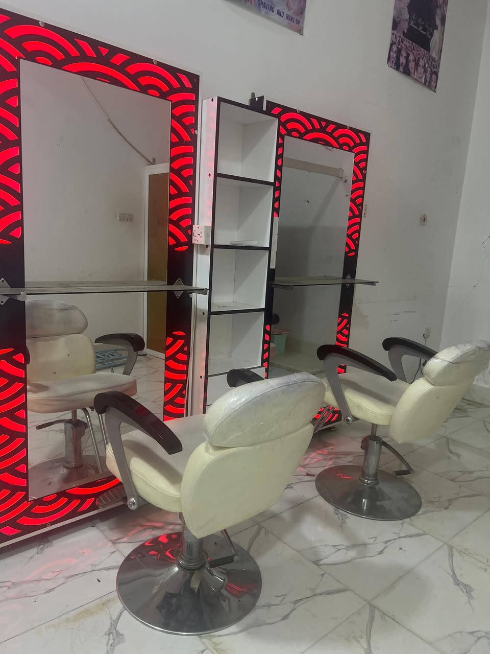 السلام عليكم غراض حلاقه للبيع ماعدا الكراسي 
مرايات ٢ وفاترينا سعرهم ٣٠٠ 
عارضه رفوف زجاجيه سعره ٧٥
للاستفسار ***********
