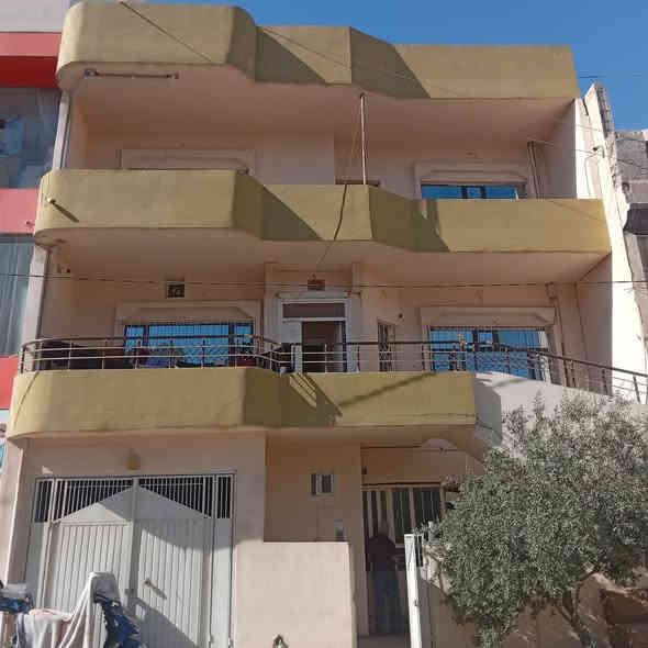 ئەم خانووە بۆ فرۆشتن لە بەکرەجۆ بە نرخێکی زۆر گونجاو
ڕووبەری خانووەکە 100 مەترە 
ڕووی ڕۆژهەڵاتە 20 مەتر دوورە لە شەقامە تیجاریەکەوە
نزیکی مەکتەب و دوکان و هەموو خزمەت گوزاریەکە
قاتی خوارەوەی خانووەکە بریتیە لە هۆڵێکی گەورە کە بۆ مەخزەن ئەبێت
قاتی دووەم پێکهاتووە لە مەتبەخ و میوان و نووستن و موشتەمەلات وە لێرەشەوە قادرمەی ناوەوەی هەیە بۆ  قاتی سێ کە پێکهاتووە لە دوو نووستن و موشتەمەلات 
خانووەکە هەمووی کاشیەو سەقفی جبسن بۆردەو دەکتی موبەریدەشی بۆ کراوە
نرخی ئەم خانووە  8 دەفتەر و معامەلەیە
بۆ زانیاری زیاتر پەیوەندی بکەن بە نووسینگەی نوێ بوونەوە ***********
