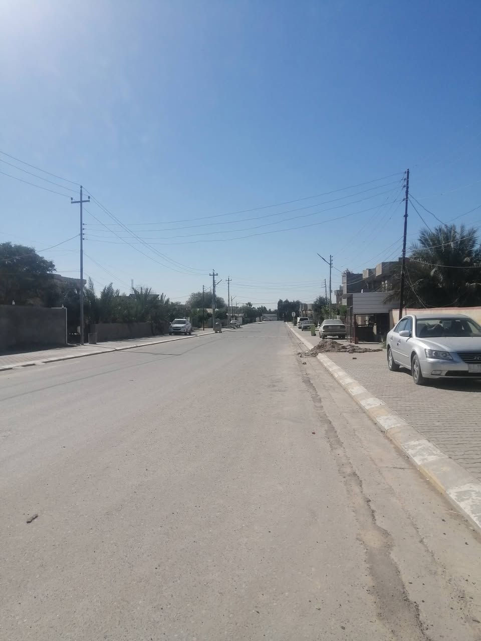 السلام عليكم دار للبيع زراعي  مسجل بلبلديه مساحة ه قطعه 600 متر البناء 200متر يتكون من 3 غرف نوم وحده فوك 2جوه وهول وربعه ومطبخ حار بارد معه مخزن خارجي صحيات خارجيه كامله بيت مسيج كامل على شارع 20 تبليط مباشر بيع مستعجل بس تشيل غراضك بيت حديث المكان العلم الحي العسكري جميع دوائر يمه بالقرب من تربية العلم السعر خاص للاستفسار على الرقم وحياكم الله ***********
