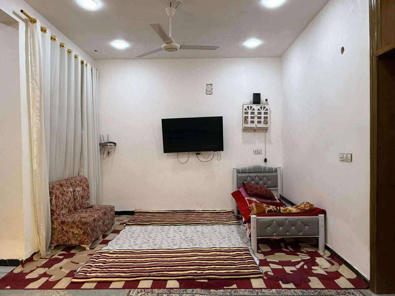 دار للبيع طابو زراعي سند 25 الموقع زوير قرب الشرطه النهريه المساحه 200متر طابقين الطابق الاول يحتوي على صاله هول مطبخ غرفه نوم وصحيات داخليه وخارجيه الطابق الثاني 4 غرف نوم للاستفسار ***********  والدار يرهم مراوس بمشتملات عدد2 لايقل مساحه الواحد عن 130متر
