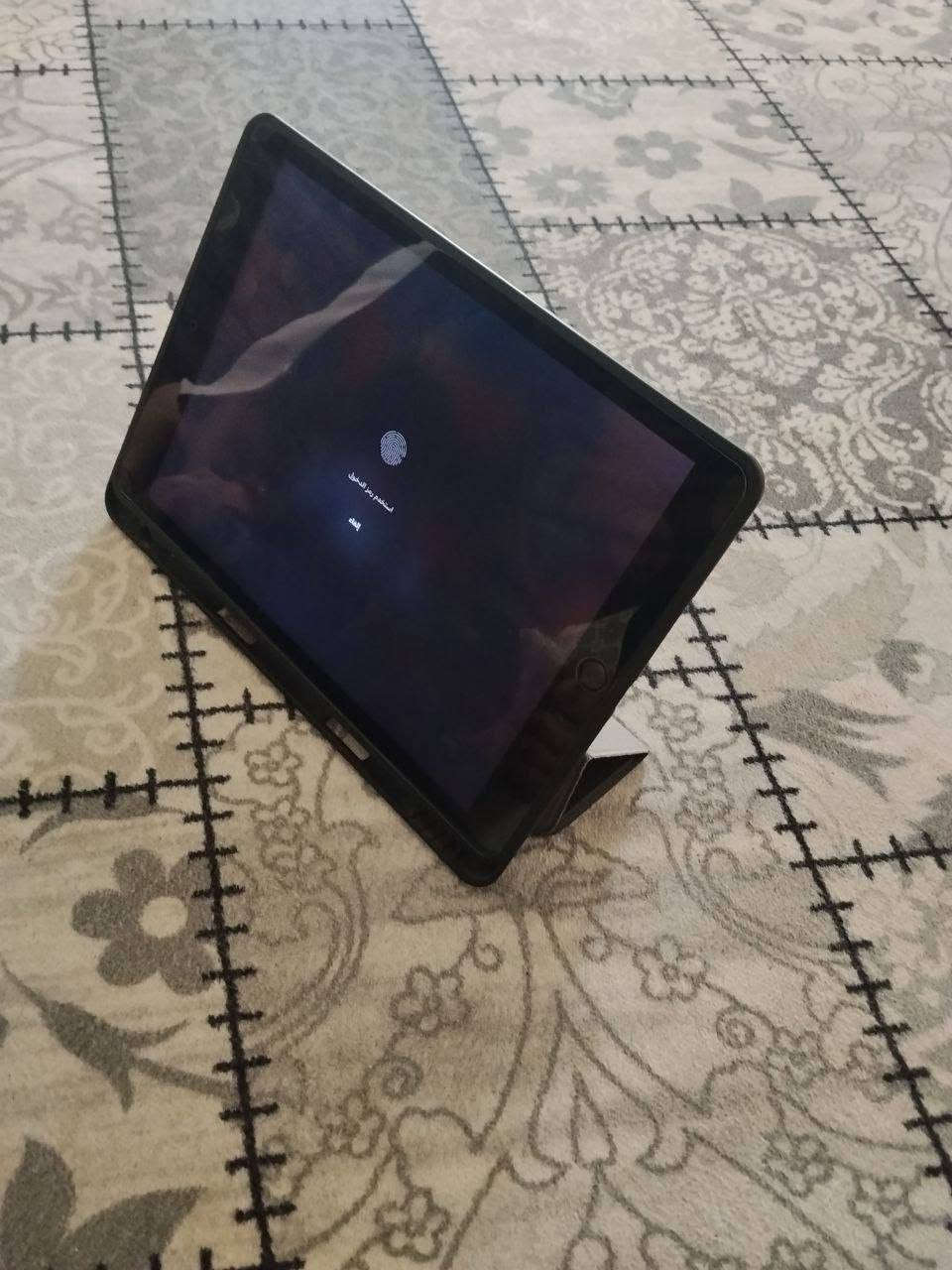 ايباد9 للبيع 
بطارية (98%) مساحته (64GB) يحتوي على بصمة مدمجة بزر التشغيل 
جهاز نظيف واستخدامه قليل ما داخل صيانه ابد ومابي كل خدش لا بالضهر ولا بالشاشه مثل ما موضع بالصور  يحتوي على كفر ضهر وشاشه ويصير ستاند 
سعر الجهاز 300 
مكاني النجف الاشرف ناحية الرضوية 
للاستفسار ***********
الشراي يتصل وبي خير ويدلل
