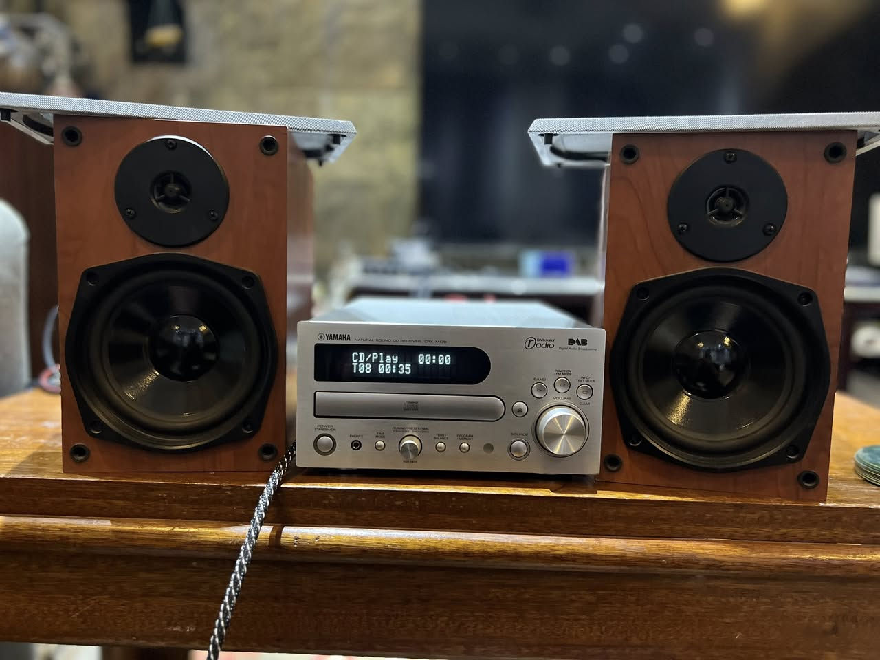 امبالي فاير ياماه مع سيدي منه وبي مع سماعات جديدي نضافتهن 100/100 كهرباء 220 صوت خبل تكدر تربطله سبوفر كهربائي 75 واط حقيقي وسماعات 40 واط حقيقي مكاني بغداد توصيل موجود ***********
