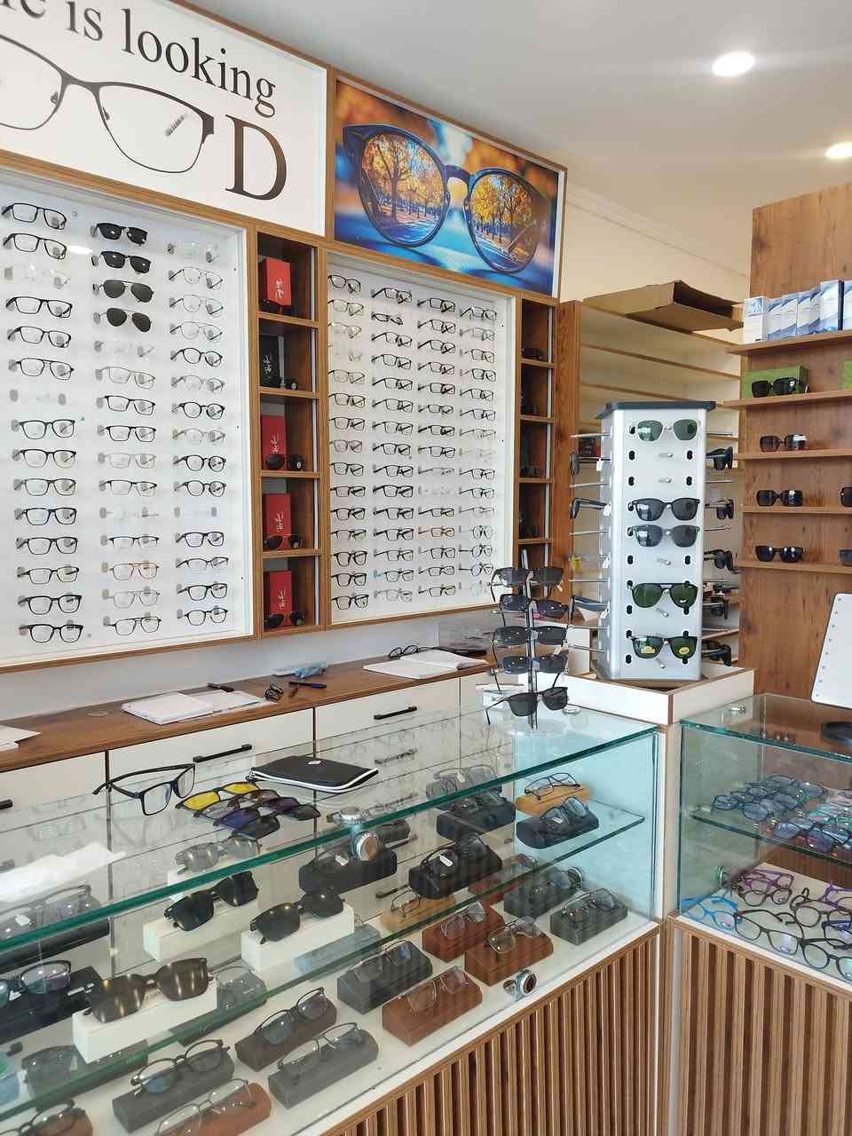 👓 تجربتي ويه بصريات صلاح في بيجي... لازم أحچي بيها
يا أهلنا الطيبين في بيجي، الواحد من يشوف شغل نظيف وذمة وضمير لازم يحچي بيه.

بصريات صلاح فتحوا جديد بالشارع العام، ومن أول زيارة حسيت بالفرق. گلّت لازم أكتب عنهم حتى العالم تستفاد.

شنو اللي ميّزهم؟

1. فحص النظر مجاني 100%: الأخ صلاح أخصائي بصريات مختص، يفحصلك نظرك بأحدث الأجهزة وبدقة عالية، والأهم انه بلاش وبدون أي استعجال. شغله مضبوط لأن هذا اختصاصه.

2. تشكيلة تخبل: عدهم إطارات ماركة عالمية أصلية، وعدهم العادي هم. يعني كلشي متوفر وبكل الأسعار اللي تناسبك.

3. نظارات لكل شي: عدهم نظارات طبية، وعدهم شمسية درجة أولى.

4. ألوان وتلوين حسب طلبك: شوفوا الألوان بالصورة! بني، أخضر، وردي، بنفسجي، سمائي، وكل لون يعجبك. يوفّر تلوين العدسات حسب طلب الزبون مثل ما مكتوب. وتكدر تسوي عدساتك الطبية فوتو ملونة وشمسية بنفس الوكت!

5. حماية وشغل احترافي: عدسات الفوتو الملونة ألوانها عصرية وتعطيك رؤية مثالية + حماية من الأشعة فوق البنفسجية. تلبيس وتركيب وتلوين شغل ولا غلطة.

6. التعامل الراقي: الأخ صلاح خوش ولد وخدوم وهادئ. يشتغل بكل تركيز ويشرحلك كل التفاصيل لأنه فاهم شغله زين. يسألك "شنو يعجبك هيج لو هيج؟" ينصحك باللي يفيدك مو باللي يربحه.

يعني تريد طبي، شمسي، فوتو، ملون، ماركة، عادي... كله موجود. نظارات مريحة للعين 100% وشكلها راقي، وأسعارهم أنسب من هواي محلات.

نصيحتي الصادقة:  
إذا تريد نظارة طبية تعيش وياك وتحافظ على عينك، لا دوخ راسك. روح مباشرة على بصريات صلاح، الشغل بيد مختص وفاهم.

موقعهم: قضاء بيجي - الشارع العام گبال العيادات  
للتواصل والحجز: *********** - ***********

الواحد من يلگه مكان ثقة، واجبه يدلي الناس عليه. الله يرزقهم ويوفقهم.

عوينات صلاح فرع بيجي 

#بصريات_صلاح #بيجي #نظارات_طبية #نظارات_شمسية #فحص_نظر_مجاني #عدسات_فوتوكروميك #تلوين_عدسات #اخصائي_بصريات #الشارع_العام #اطارات_ماركة
