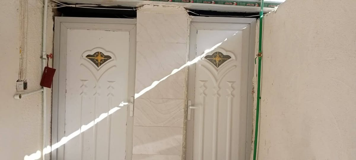 بيت للايجار ملك صرف 75متر  يحتوي على غرفة نوم وصاله  ومطبخ وطارمه مسقفه
وصحيات عدد إثنان غير مشاركة
 وحديقة خارجيه على امتداد الواجهه
ومراوح وماطور وتانكي 

قيمة الايجار الشهري 400الف دينار 
الاتصال ***********
