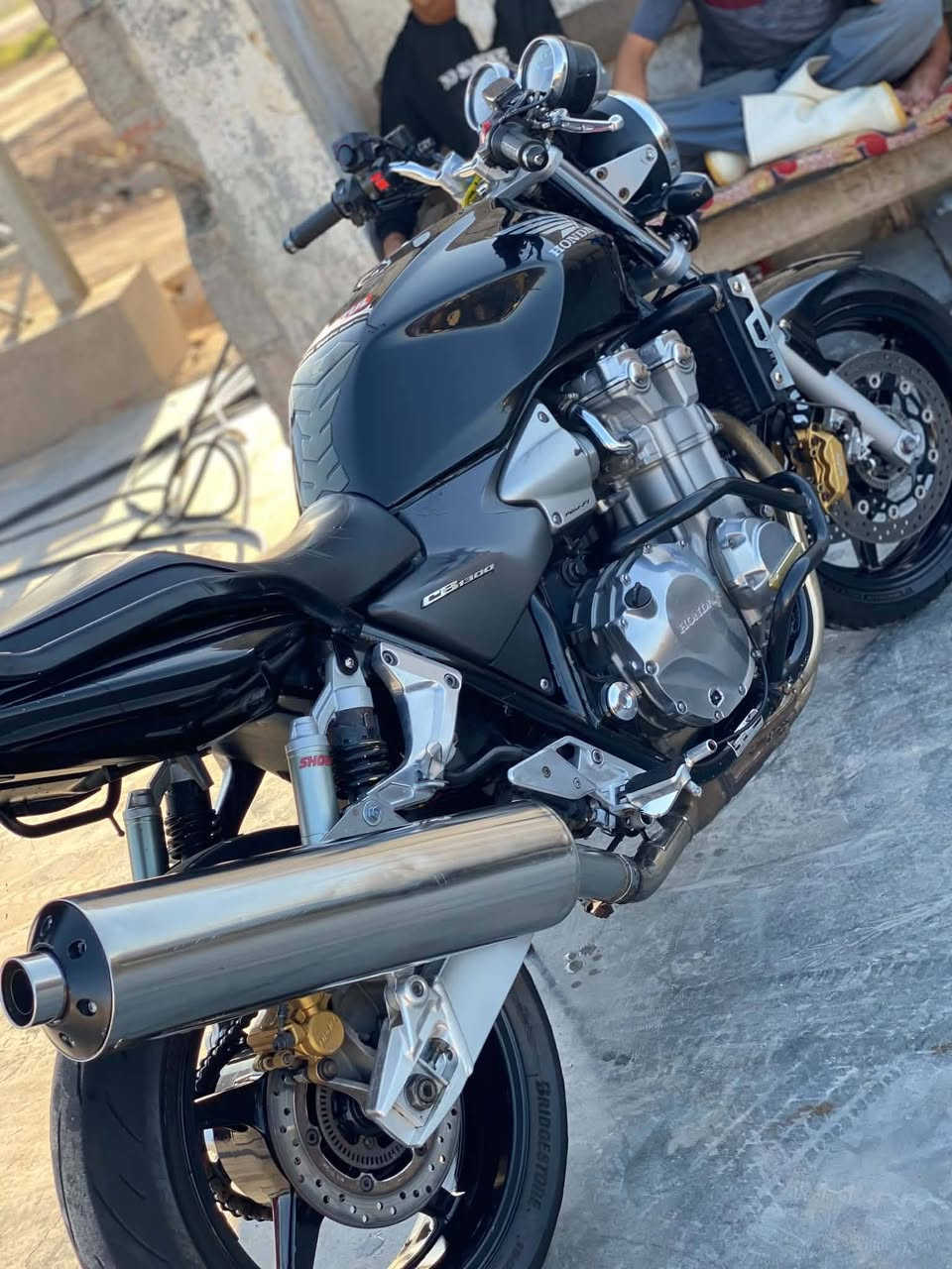 السلام عليكم اخوتي العزاز
دراجة Cb1300cc للبيع 

موديل  ١٣ ٢٠ 

دراجه Adc

اللون اسود 

ماشية  ٤٩ الف

الدراجة خير من الله ومكفوله كفاله عامه من التاير الامامي للخلفي انطي ترايها وين ميعجبك دراجه كلها على الوضع البلادي 

مكان الدراجة ديالئ 

الراغب بل شراء سعرها ٤٦ ورقه وبيها مجال للطيبين 

للاتصال  ***********

واتساب ***********
