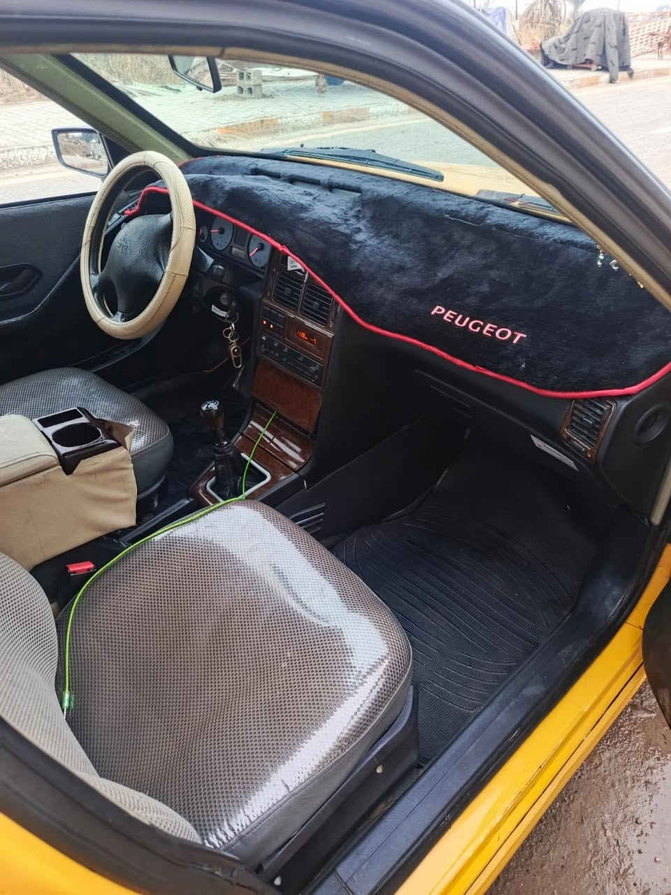 السلام عليكم بيجو بارص موديل 15 باسمي تحويل ثاني يوم مصفره هيئه وغرامات سياره بيها باب والجاملغ الي وره سايق وبيها خيط تبخير بدايه سياره خير من الله واحله من الصور مكانها محموديه السعر 45 وبيها مجال للشراي ***********
