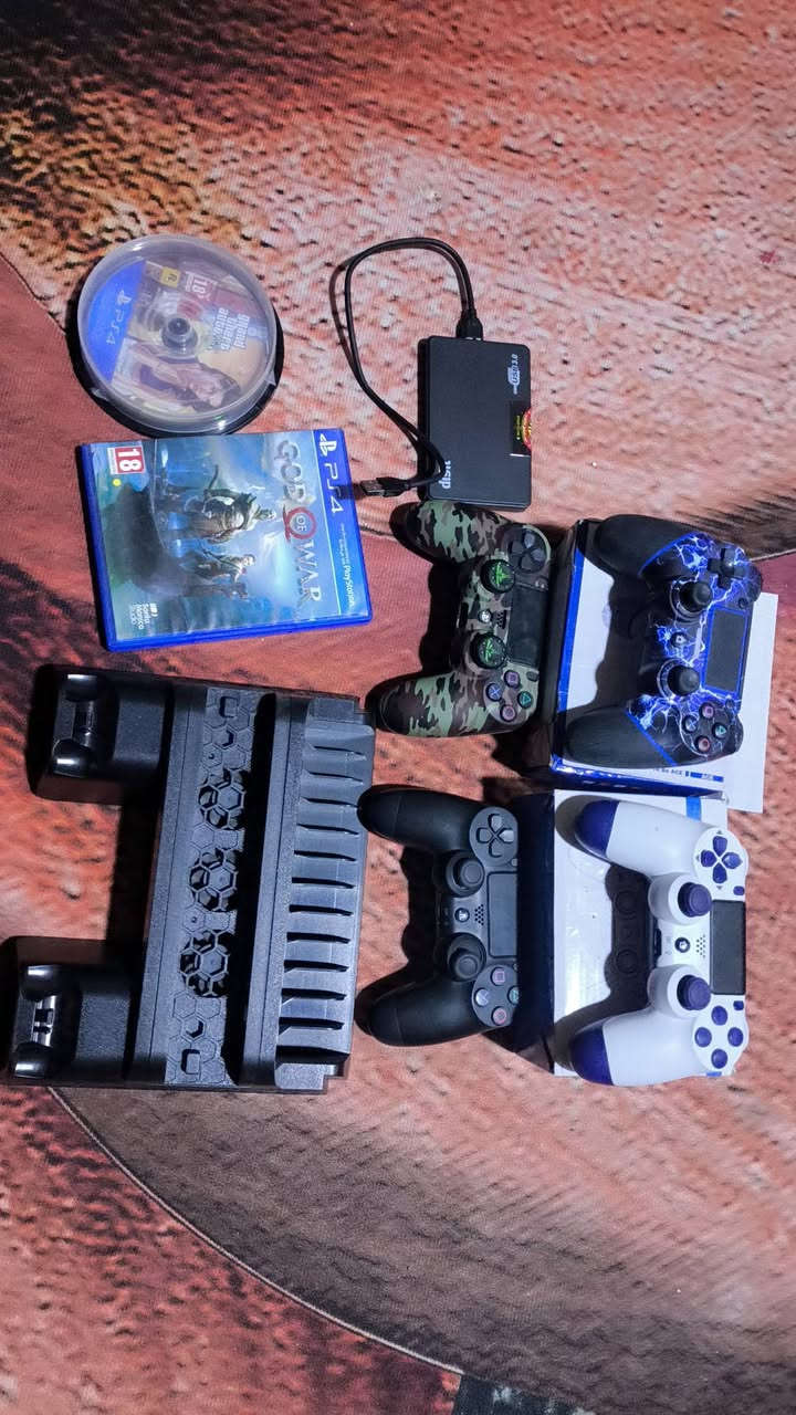 سلام عليكم من رخصت الدمن متاح بلي فور سلم مهكر قرص  نضام 12.2 ذاكره500 كامل  لك ستيكر مداخل تصليح نهائين ملحقات معة 4جوستكات بس وحده يرادلهة تصليح وتجاريه ولباقيات شغالات ومعا هارد 500 كيكا وستاند ومراوح وحامله اقراص ومعا قرصين كريتوس و جي تي اي فايف وبي8  العاب داخل الجهاز بيس 21 وسيارات وذلاستا وكراش نسختين  وسكليرو وحرب بلاك وبي بعد مساحه تنزيل  مكاني بابل الحصوه حي انتصار  متواجد ماسنجر ورقم *********** ماعندي وتساب
