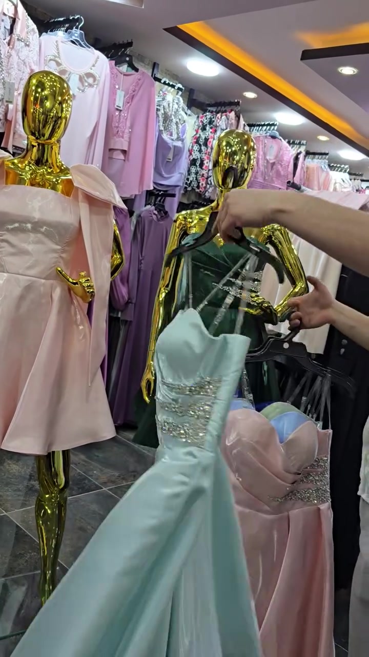 بالترتيبة الجديدة والمديلات المميزة ع فستان السهرة💞

         وكل مديل متوفر ب ٥ ألوان ومقاسات🌹🌹

       وأكيد متوفر بيع (وأجار) وأسعار مناسبة🫠😉
           وطبعآ راح يتوفر تشكيلة مديلات طويل وقصير☺️☺️

    والعنوان #الدانا #شارع_المولات💞💞
               رويال مول الدانا Royal Mall أزياء المطر 💫💫


**إذا كنت صاحب هذا الإعلان وتريد حذفه لأي سبب، رجاءا أرسل رسالة إلى الدعم الفني**