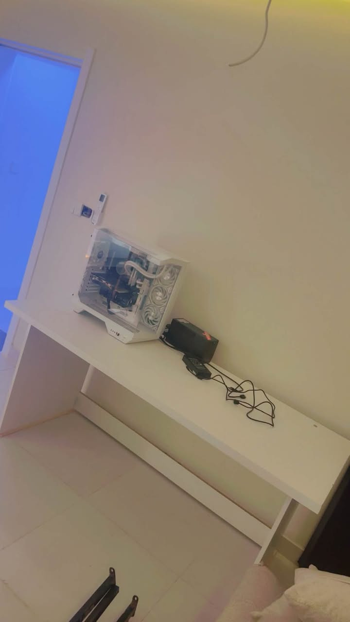 ميز كيمنك استعمال جداً قليل ما بي اي عطل او ضرراخو الجديد حجمه جداً كبير يكفي شاشه والكيس واكو مساحه اضافيه نظافه جداً عاليه مثل ما موضح بالصور لون ابيض 
مكاني بغداد مجمع دار السلام السكني مجاور جامعه اشور 
الرقم *********** 
سعره 120 الف وبي مجال بسيط
