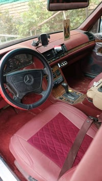 مرسيدس بنز بلون أخضر قاتم للبيع. السيارة بحالة جيدة من ناحية الهيكل وا...