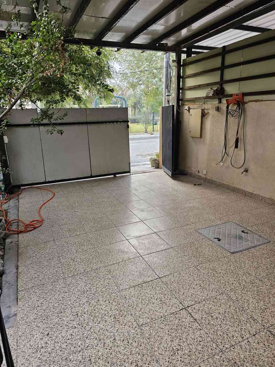 دار للبيع في مجمع الكوثر السكني.
زقاق ١ مقابل الحديقه.

المساحه ١٥٠ متر طابو صرف،طابقين يحتوي على ٣ غرف نوم

الطابق الارضي يحتوي على غرفه وصاله كبيره وحمامات ومطبخ ،مع حديقه اماميه وكراج وحديثه خلفيه.

الطابق الثاني يحتوي على صاله وغرفتين نوم. 

للاستفسار اكثر الاتصال بلرقم ***********
