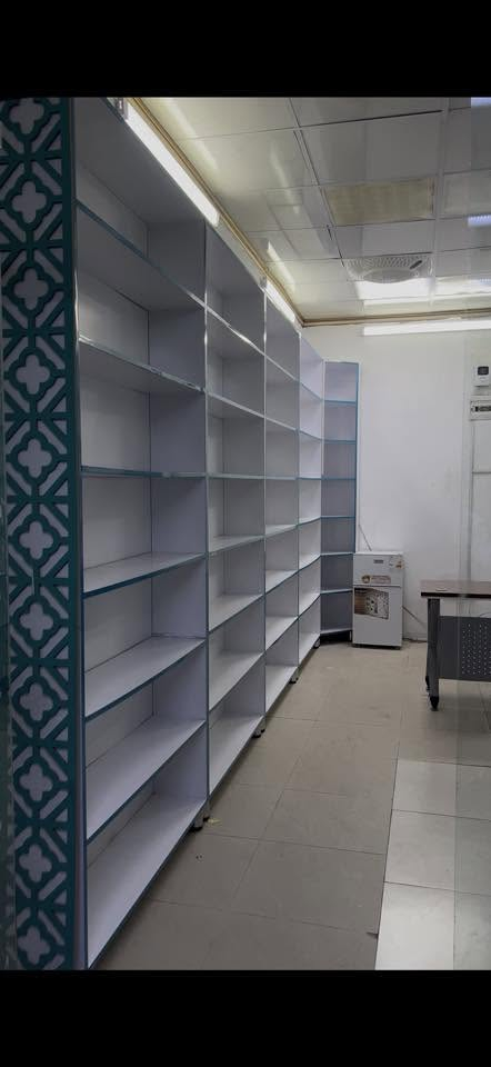 فاترينات وميز وثلاجه نظيفات للبيع 

***********
