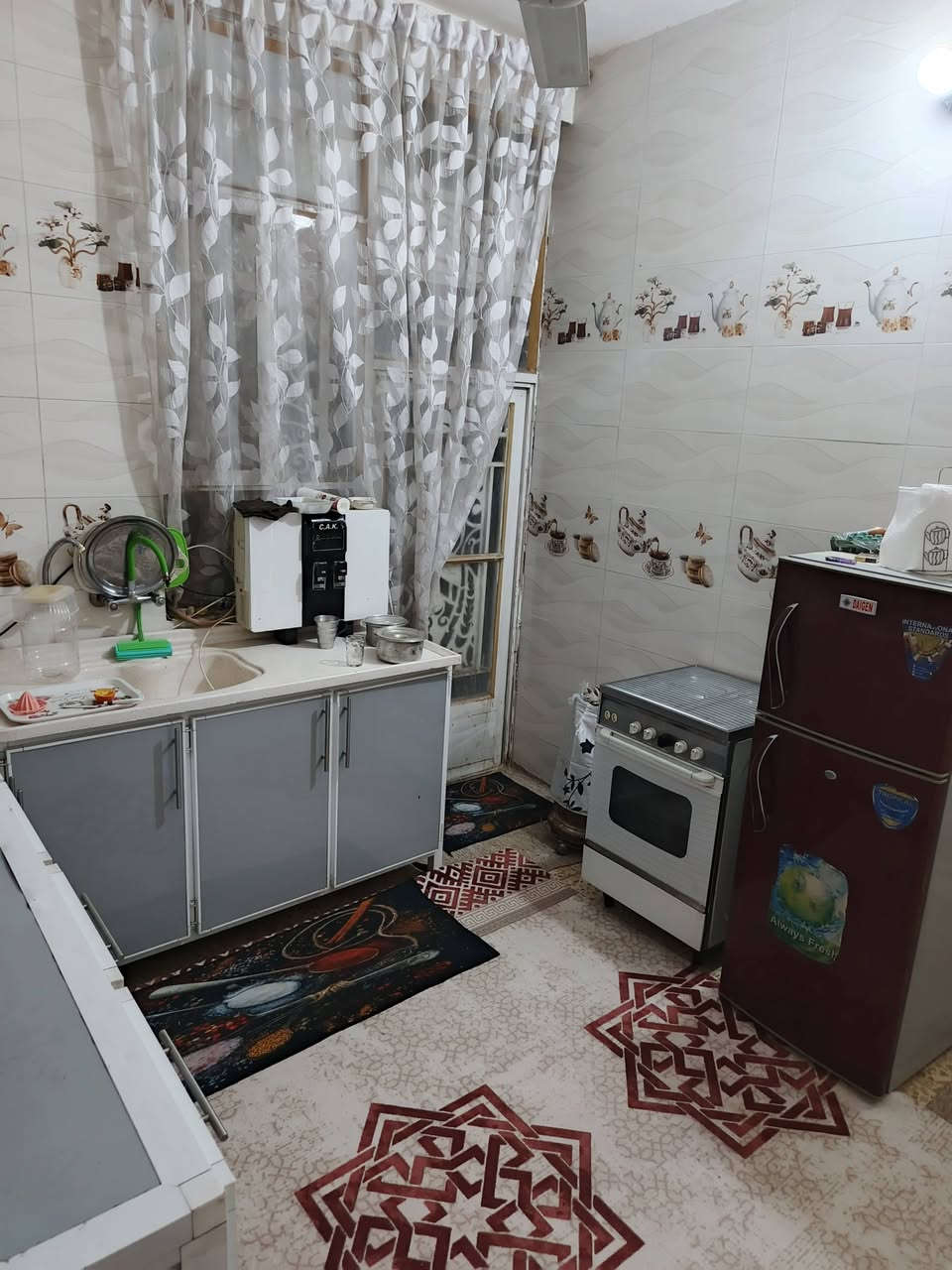 بيت مساحة 100 متر بناء حديث حولي قرب مطعم القنديل قرب مدرسة العرفان والمدارس الاخرئ .. غرفة نوم كبيره استقبال صاله كبيره صحيات خارجي وصحيات داخلي مطبخ بارد كبير ومطبخ حار .. الفرع 10 امتار منطقة سكنيه متكامله سعر 45 
الاتصال ***********
