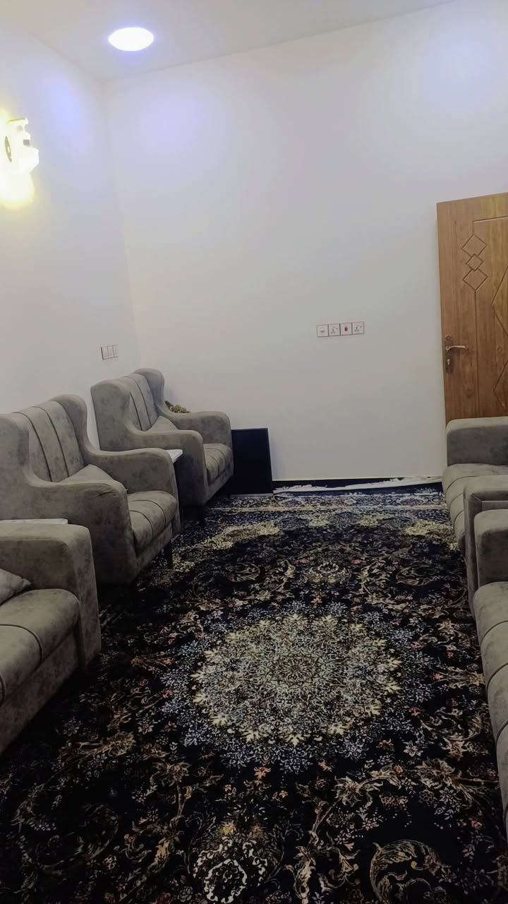 السلام عليكم بيت للبيع مكانه بمجمع (الحاج حيدرحجي هندي) حولي الخصيمه مساحته 133ونص نزال 26ونص سند 25 بشارع ابو لمى قريب على الشارع العام   البيت  طابقين كونكريت مسلح استفسار على الرقم (***********)
