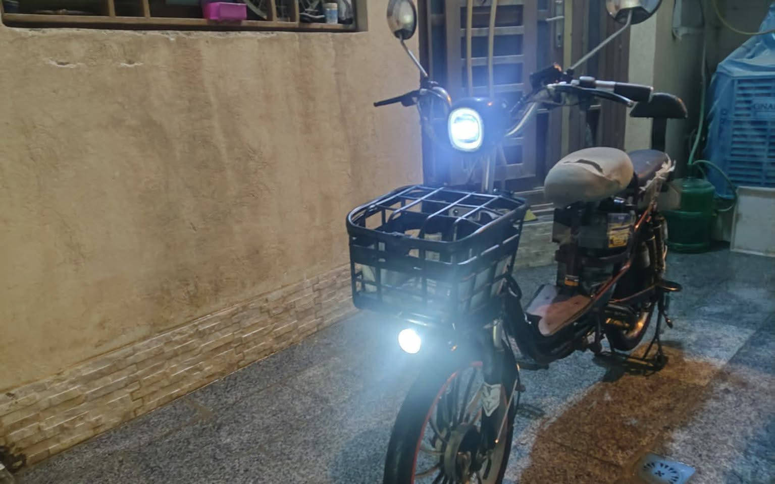 سلام عليكم بايسكل شحن للبيع شغال بس ناقصه بطاريت اتبدلهن و يرجع طبيعي مثل قبل بطاريات منفوخات السعر 150  رقم ***********
