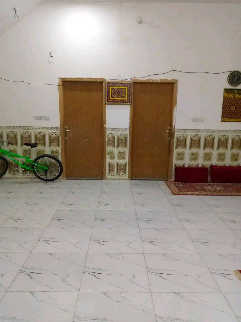 اللهم صل على محمد وال محمد 
بيت للبيع المساحه 200
قاطين منطقه السيديه قرب ال عفريت عل شارع وجهه 
القاط الاول غرفتين ودوانيه ومطبخ ومنور
القاط الثاني معزول بابه وحده مثل ماوضح بصور 
اربع غرف وصاله وسطح كونكريت سنه البناء
رقم صاحب البيت
***********
