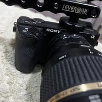 كامرا سوني a6500 مستعملة وياها بطارتين وشاحنة وكيبل الكامرة شغالة كامل...