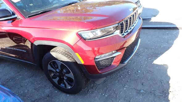 2024 JEEP  GRAND CHEROKEE 4XE
هايبرد كلين تايتل بدون ايرباك شغالة وتمشي السيارة أسبوع  توصل إن شاء الله 
السعر 35000 $ واصل بغداد رقم مجاني من المرور ***********
