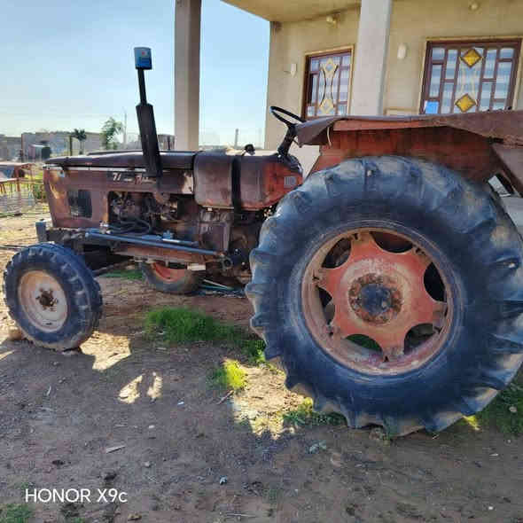 السلام عليكم يوجد تركتر عنتر ٧١ كامل شقال نكره سلف هودر ليك شقال محررك شرط لاصرف ولانفخ السعر خاص *********** ناحية الشوره موديل 81
