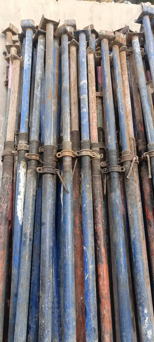 يوجد قالب خشب للبيع يدك مساحه 150 متر جكات 140 لوح في اربعه 210 لوحه زائد لوح ابو 3 العدد 175 زائد بلاويد روسي زائد طبش وبقار زائد سيور ابو 3 العدد 40 للستفسار هاتف*********** مكان بعقوبه
