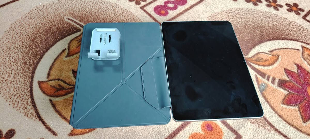 Xiaomi Pad 7 / كامل مكمل مع غراض
جهاز نضيف مع ذاكرة 256 .
ذاكرة عشوائية 16 .
نواة 8 .
شاحنة 45W سريعه .
يدعم كيبورد وماوس .
يدعم دقة 4K سلم 
سلس في الالعاب يدعم 120 fqs .
مع ستاند + كفر مغناطيس .
استعمال مدة 4 أشهر .
وزنه ٤٦٠ غرام / جهاز خفيف .
كامرة خلفية بدقة 1080 / 60 fps .
مع اربع سماعات ستيريوم . بخصار عالي حد 200 .
فقط فطر في الشاشه خفيف لا أكثر. 
مكاني نجف حي المهندسين قرب مأكولات السهل الأخضر .
السعر 400 وبي مجال للشراي فقط .
*********** النجف, العراق
