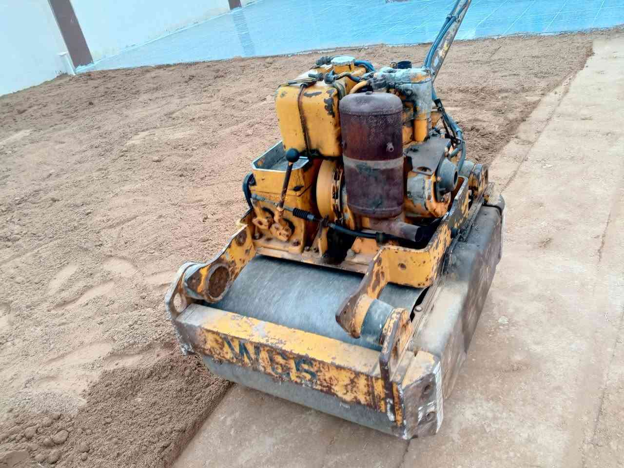 السلام عليكم 
يوجد حادله الوزن 1طن 
لحدل البيوت أرصفة حدائق قاعات 
الاتصال على الرقم 
***********
