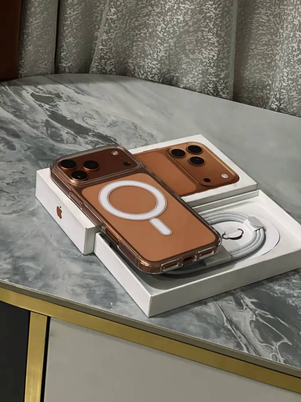 سلام عليكم ايفون 17Pro max ذاكره 256 ZAمشحون 40مره ويا لزگه و 6كفرات و عدسات اصليه نسخه شريحه للبيع1925  ناصريه رفاعي ***********
