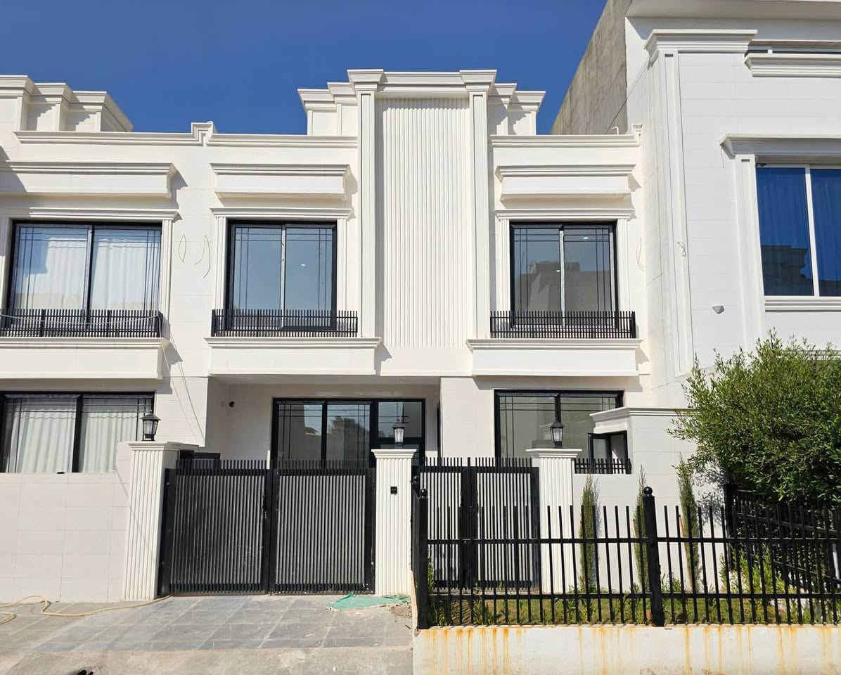 بیت جدید للبیع في منطقة أربیل جدیدة ( هولیري نوي ) 

▫️١٠٠متر    
▫️مربع 
▫️قریب ماونتن ڤیو
▫️٤ نوم 
▫️٣ حمام 
▫️اتجاه قبلە
▫️بیتونە 
▫️زیرو 
▫️زمان سنە 

10 دفاتر و70 ورقه ومجال *********** اندريه أربيل, العراق
