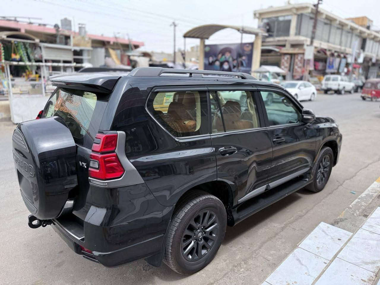 سلام عليكم برادو 2019 VX فول موصفات باب مراوس بشيه اقل او بيكم هايلوكس وبعد حسب القناعه لأول  مري قلاب مكينه ٦سلندر سياره VX معرف مواصفاتها رقم اربيل بسمنا تحويل  بسمي ماشيه 88الف العنوان بغداد  السعر٤٠٠ الف  سياره مال بيت جديده الرقم(***********) ابو محمد سونر موجود بلا صور
