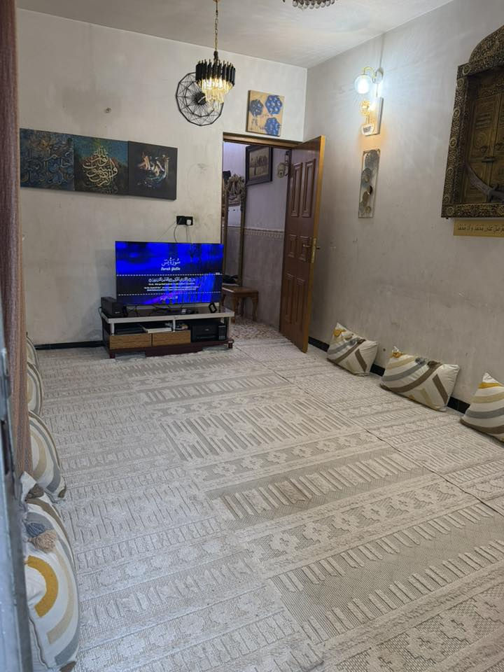 السلام عليكم بيت للبيع مساحه ١٠٠ متر ٥*٢٠ طابو صرف حي النورين خلف مركز اكد يحتوي على الطابق الاول استقبال ومطبخ وغرفه نوم وحمام خارجي وداخلي والطابق الثاني غرفه نوم وبيتونه للاستفسار على الرقم ***********
