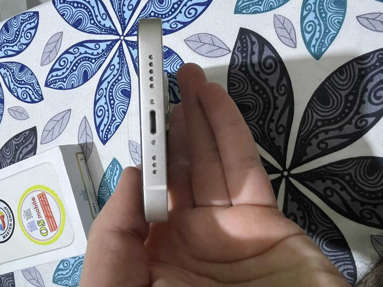 سلام عليكم ايفون 13 عادي لون ابيض ذاكره 128 نظافه 100‎%‎ شرق اوسط ضمان ماستر مكفول من كلشي كامل ملحقات البطاريه 95 مع كفر ولاصق وياه السعر 475 الف وبي مجال قليل العنوان بغداد بسمايه الرقم ***********
