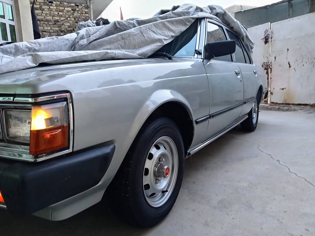 كرونه للبيع موديل 1981 مكينه ستندر تبريد تدفىه كله بلاد ع شركه ***********
