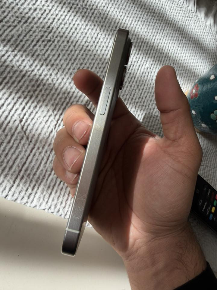 ايفون  تيتانيوم 15pro /256 سيمكارت  واحد  بي شامة سودة جوة 
بالشاشة
   
الجهاز غير مفتوح وتر بروف 

الجهاز نضيف جدا   السعر 715 
 

بغداد زيونة
***********
