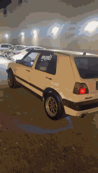 فوكس وايكن موديل ١٩٩٠ 
سه نه وى و ره قه مى اصلى نه ينه وا
به شه رتى ئه وه ى مالى كه س نه بيت برا وه و موس نه بيت وه ركه راو نه بيت ده عمى قورسى نه يت ، 
گێڕ عادى
زور باك ماوه ته وه 
بى مه سره ف مالى دوسته 
نرخ ( ٢٨ وه ره قه و مه جال )
كورينه وه ش ئه كه م
شوين ... سليمانى
***********
