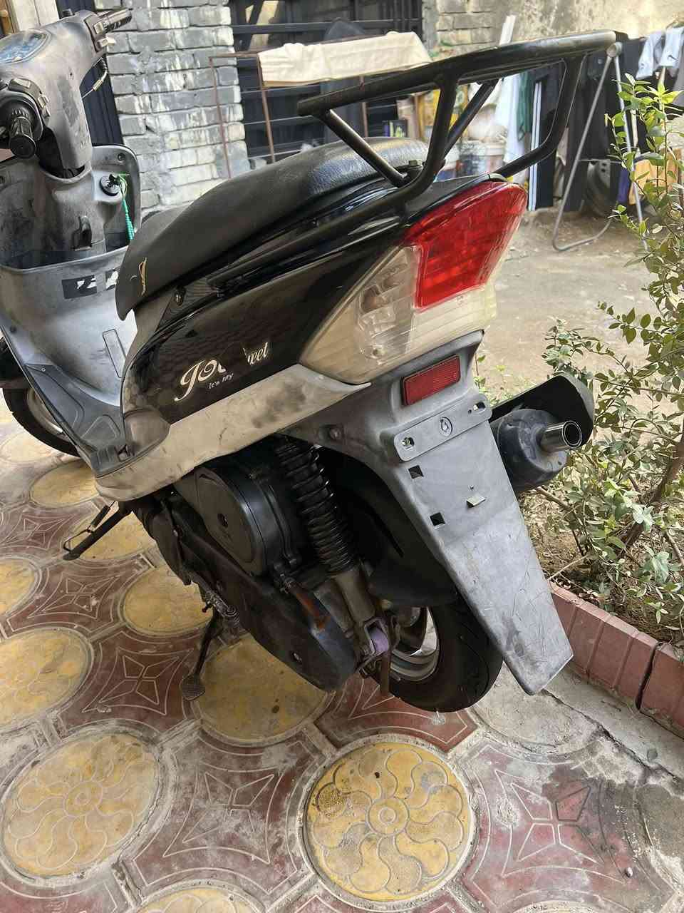 سلام عليكم
ماكس منغولي دراجه بلاديه كامله مكمله 
كفرات اشاير دشبول بكلايت خلفي
كهربائيات شغاله ما عده لماصده لماميه بيها طبك وايرات وبريك امامي يرادله كمجي  . خلفي شغال .
دراجه مكينه مجفته عله ايدي غراض بلاديه بوشه بستم 
صالنصه اف ام رياضي دراجه غير لذكرته نقص برغي مابيها 
السعر 450
العنوان بغداد البياع رقم الهاتف ***********
