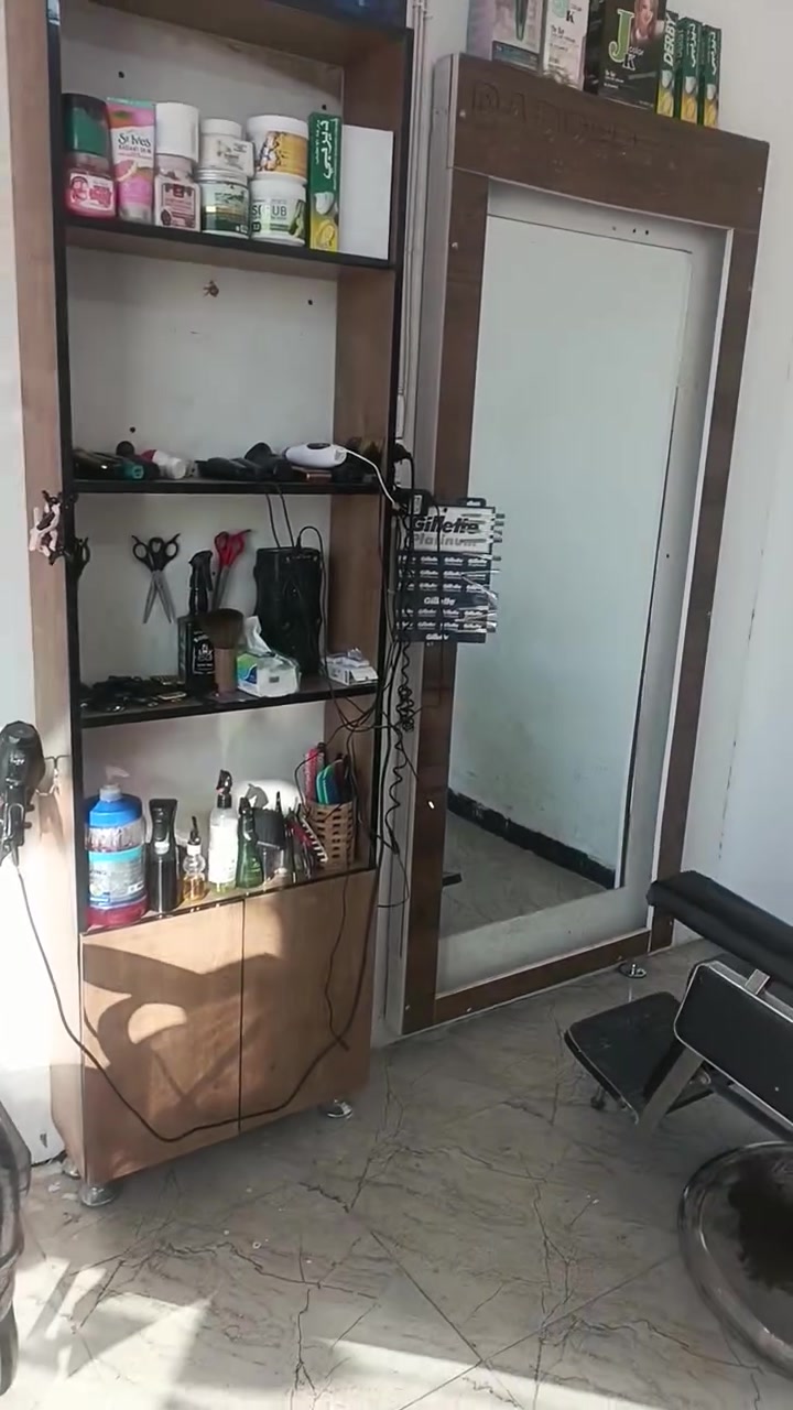 سلام عليكم مرايتين وفاترينه وثنين قنفات وكرسي واحد وجهاز بخار سعر كلش مناسب مستعجل عله بيعتهن لعنوان كربلاء حي الغدير رقم ***********
