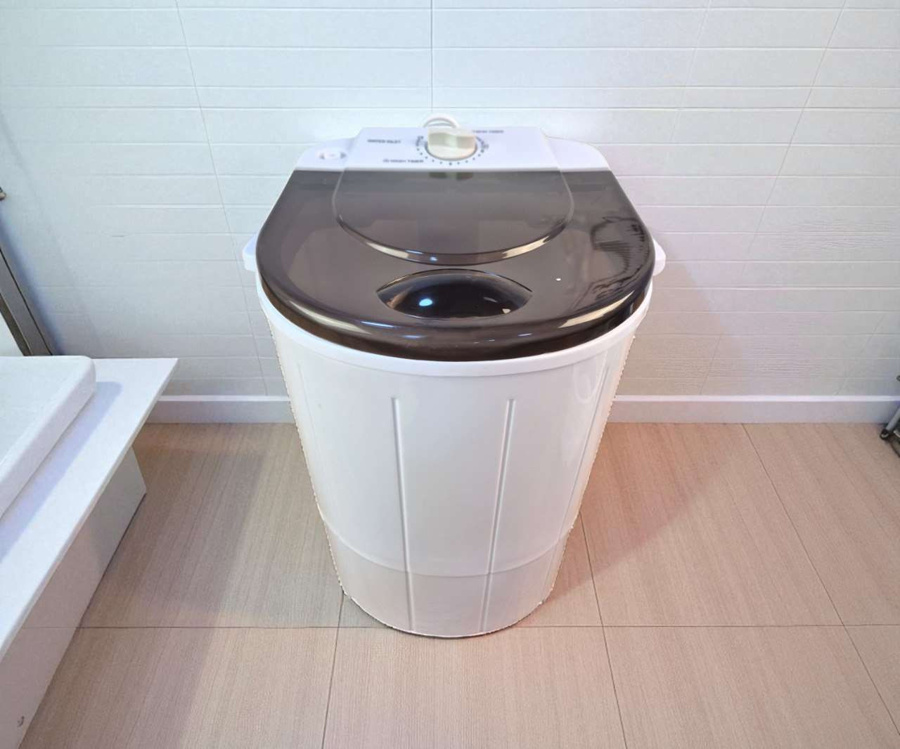 غسالة ملابس حوضية

الاستخدامات:

مثالية لغسل الملابس اليومية بكفاءة وسرعة.

مناسبة للغسيل الخفيف مثل ملابس الأطفال، الملابس الداخلية، والجوارب.

مزودة بفرشاة مدمجة لتسهيل تنظيف الأحذية والملابس الملطخة.

خيار عملي للشقق الصغيرة، السكن الطلابي، أو للاستعمال كغسالة إضافية.

المميزات:

تصميم أنيق وصغير الحجم مع سهولة الحمل والتخزين.

قوة غسيل عالية مع محرك 300 واط مزود بحماية حرارية.

سعة غسيل 4.5 كغ تناسب العائلات الصغيرة.

وظيفة 3 في 1: غسيل – شطف – عصر.

فرشاة قابلة للفصل لتنظيف الأحذية وإزالة الأوساخ العنيدة.

تصميم عملي يتيح لك فصل فرشاة التنظيف بسهولة عبر برغي مركزي، مما يسهل تنظيفها أو استبدالها عند الحاجة.

توفير في استهلاك الطاقة والماء.

عملية تشغيل سهلة عبر مؤقت ميكانيكي حتى 15 دقيقة.

أمان عالي مع غطاء حماية داخلي أثناء العصر.

مقاومة للماء بمعيار IPX4.

محتويات الصندوق:

الغسالة.

سلة العصر.

فرشاة تنظيف قابلة للفصل.

غطاء أمان داخلي للحوض.

أنبوب إدخال ماء (82 سم).

دليل الاستخدام.

الملاحظات:

أبعاد الغلاف: 45 × 32 × 32 سم.

طول السلك الكهربائي: 110 سم.

الجهد الكهربائي: 220V ~  التردد: 50Hz.

لا ينصح باستخدام ماء ساخن يزيد عن 50 درجة مئوية.

يجب وضع الغسالة على سطح مستوٍ أثناء التشغيل.

يمكن فصل فرشاة التنظيف بكل سهولة عن طريق فتح البرغي الموجود في وسطها.


**إذا كنت صاحب هذا الإعلان وتريد حذفه لأي سبب، رجاءا أرسل رسالة إلى الدعم الفني**