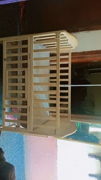 سرير طفل للبيع جديد اخذته ب150 اريده ب100 ويتحول ميز 3طوابق الي يريده ...