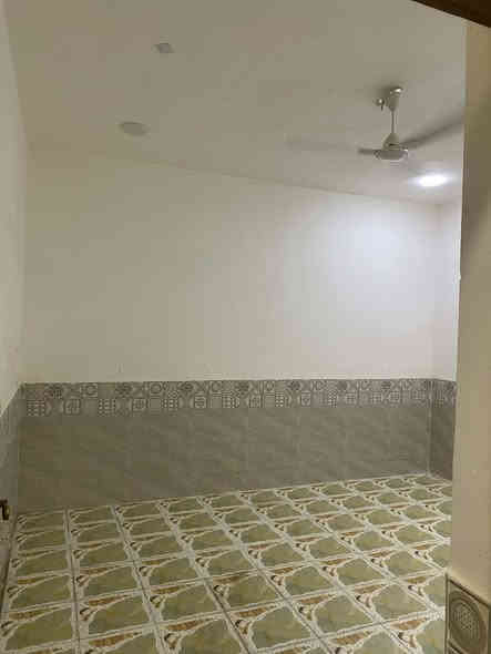 مشتمل. 100 متر. طابو زراعي قرار 25 الكوت الجديده. نزله بيت حايف. يبعد عن. الصب. تقريبآ 15 متر. وقريب ع شارع بغداد. يتكون من ستقبال. وهول ومطبخ. وغرفه. وحمام.  طابق الثاني. غرفه وهول. وحمام. وسطحين شتايكر. وبيتونه. بناء جديد. ***********
