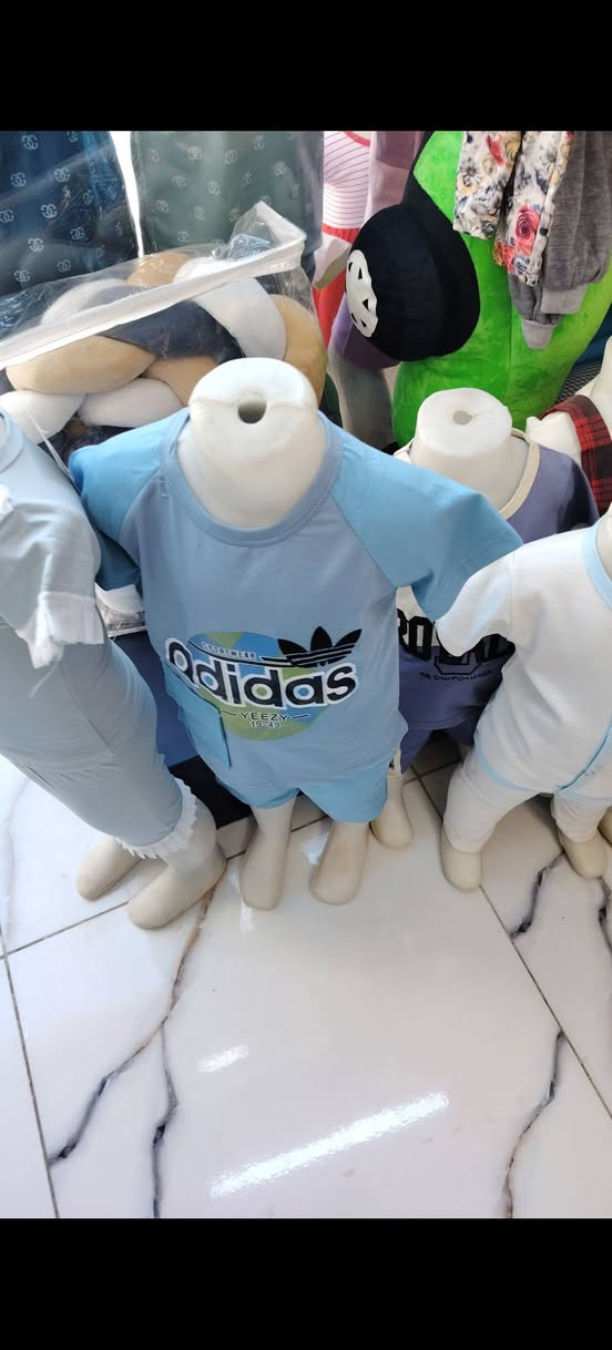 السلام عليكم ملكانه لبيع
العدد الكبار ٤ يلبس عمر ١٠ سنوات

العدد الوسط ١٣ يلبس من عمر ٥ سنوات الى ٨ سنوات

العدد الزغار ١٠ يلبس من سنه لحد ٤ سنة

مراسلة واتساب ***********
