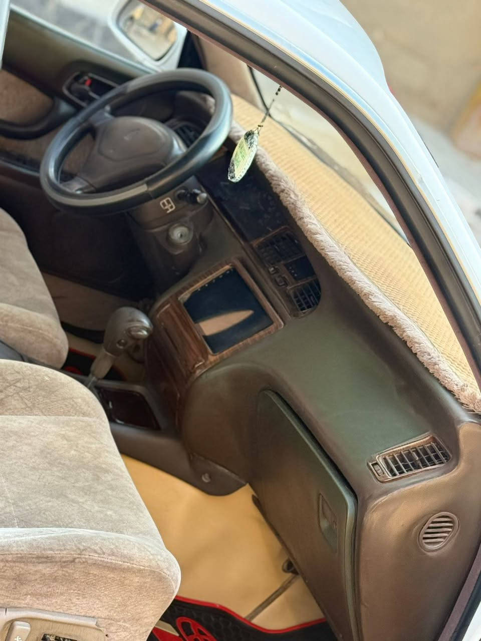 السلام عليكم سياره بطه جاهزه من كلشي حلوه ونضيفه سنويه ل2030 صاعده هزه جديده حداديه ١٠٠/١٠٠ دواخل مبدل سستم كامل من بطاين من دشبول من كشنات  ارضيه جلد السعر 60 وبيها مجال كلش قليل  مكان السياره البصره المعقل للاستفسار ***********
