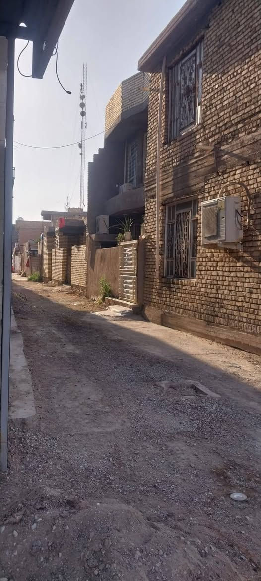 السلام عليكم ورحمة الله وبركاته يوجد لدينا بيت سكن طابو صرف المكان العزيزيه منطقه الجديده مساحة البيت ٨٠متر يتكون من طابقين  بناء جديد كما موظح بل الفديو للإستفسار الاتصال على الرقم او*********** او*********** أو مراجعة مكتبنا الواقع الشارع الرئيسي الخماس مقابل مستشفى الخماس
