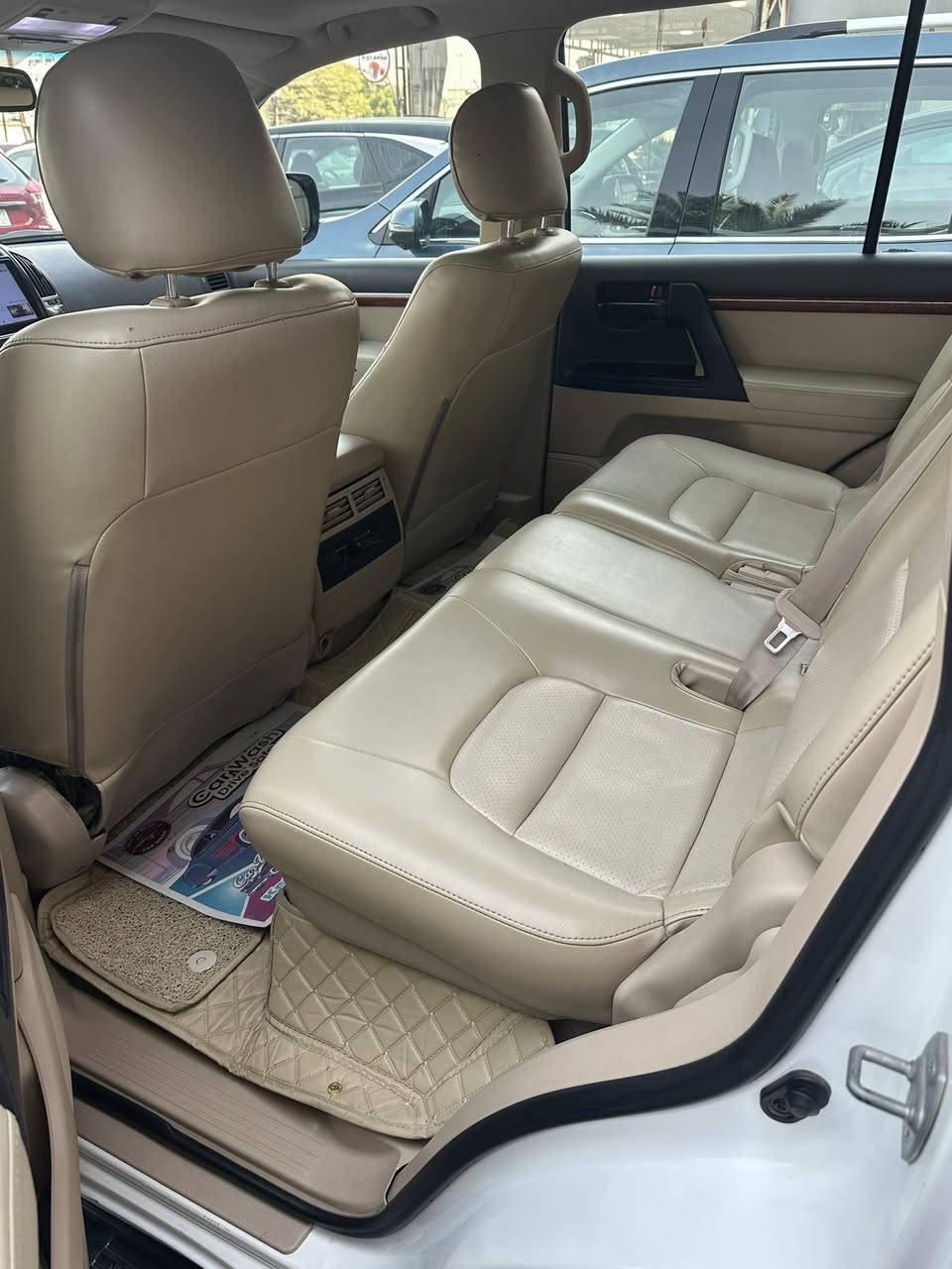 تويوتا لاندكروز 2014GX-R
تشغيل بصمة 
كراسي كهرباء   السعر38500$
حساس امامي مكفولة 
كراسي جلد 
لايت زنون
حساس خلفي 
4*4
تحكم مقود 
فتحة سقف
شاشة كاربلي
وباقي المواصفات الاخرى ‭٠٧٧٠ ٢٩٧ ٤٩٣١‬
