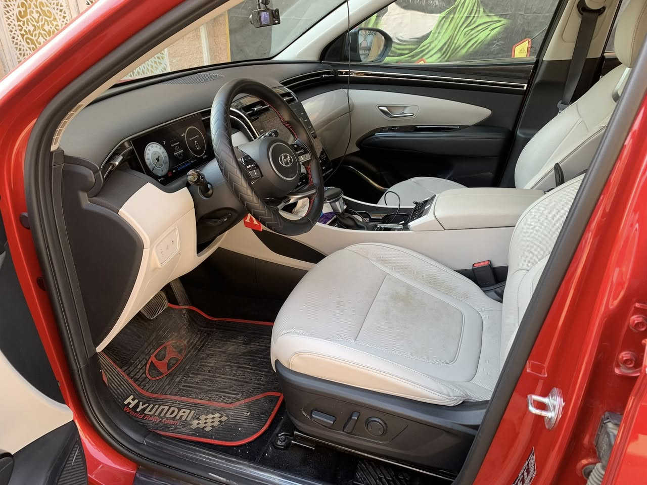 توكسان/2022/وارد امريكي
رقم صاحب السيارة/:- ***********📳
     الفئة/:- SEL

⸻

📝 المواصفات⬇️

🛠️ محرك 4 سلندر - 2500cc
☀️ سلايد + فتحة سقف
🔑 بصمة أبواب
🚀 بصمة تشغيل
💡 ترحيب داخلي وخارجي (لدّات بالأبواب)
🔌 باب صندوق كهربائي
🛋️ كشنات جلد + كهرباء
🔥❄️ تدفئة + تبريد
🛞 ويل 20
❄️❄️ قطعتين تبريد
🌬️ تبريد منفصل
📺 شاشة كبيرة
📸 كاميرا خلفية دوّارة
📱 Android Auto & Apple CarPlay وايرلس
📡 رادار أمامي + خلفي
🚘 إشارات بالمرايا
🅿️ سايد بريك بصمة
🅿️ Auto Hold
🎮 فول تحكم من الستيرن
⚙️ 4 وضعيات قيادة

🔴 رقم بغداد | 💯 فول مواصفات | 🔧 ضرر دعامية فقط

🔴ولا قطعة تبديل فقط الدعامية، أخت الكلين
🔴 السيارة ليبل واحد
🔴 أرباكات سليمة 100%

🚙 السيارة نظيفة وجاهزة وبلعافية على الياخذها 💪

📍 العنوان: حي أور
#هيونداي_توكسان
