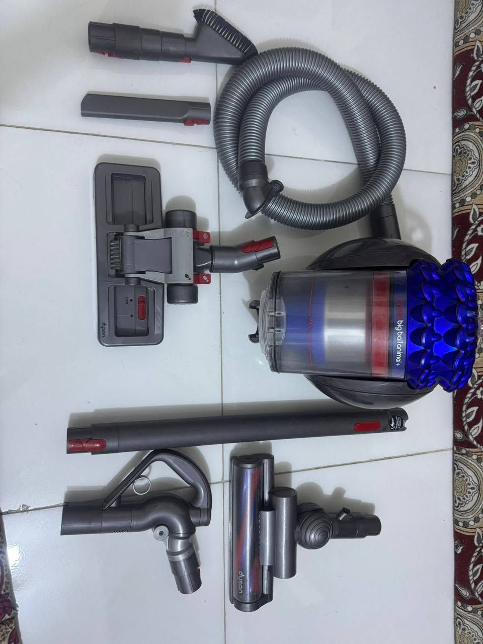 هو مكنسة Dyson Cinetic Big Ball Animal+. تتميز هذه المكنسة بتقنية "Cinetic" التي تفصل الغبار بكفاءة عالية بحيث لا تحتاج إلى غسل أو استبدال الفلاتر.فيما يلي إرشادات الصيانة والتنظيف الأساسية لهذا الموديل:تفريغ وتنظيف حاوية الغبار (Bin)التفريغ الدوري: قم بتفريغ الحاوية بمجرد وصول الغبار إلى علامة MAX للحفاظ على قوة الشفط.طريقة الفتح: اضغط على الزر الأحمر الموجود أعلى مقبض الحمل لتحرير وحدة الإعصار والحاوية. لتفريغ الأوساخ، اضغط بقوة على نفس الزر الأحمر لأسفل؛ ستنزلق الحاوية لفتح القاعدة.غسل الحاوية الشفافة: يمكنك فصل الحاوية الشفافة تماماً عن وحدة الإعصار وغسلها بالماء البارد فقط.تحذير: لا تستخدم المنظفات أو الملمعات، ولا تضعها في غسالة الأطباق.تجفيف تام: يجب أن تجف الحاوية تماماً لمدة 24 ساعة على الأقل قبل إعادة تركيبها.تنظيف وحدة الإعصار (Cyclone)ممنوع استخدام الماء: لا تغمر وحدة الإعصار (الجزء العلوي الأزرق) في الماء ولا تسكب الماء داخلها أبداً.التنظيف الجاف: استخدم قطعة قماش جافة أو فرشاة صغيرة لتنظيف "الغطاء" (shroud) وإزالة النسل والأتربة العالقة.نصائح لاستكشاف الأخطاء وإصلاحهافقدان الشفط: إذا ضعفت قوة الشفط، تحقق من وجود انسدادات في الخرطوم، الأنبوب (Wand)، أو رأس التنظيف.توقف الفرشاة: إذا توقفت الفرشاة الدوارة، تأكد من عدم وجود شعر أو خيوط متشابكة تعيق حركتها وقم بقصها بعناية.الروائح الكريهة: غالباً ما تنتج عن دخول رطوبة إلى وحدة الإعصار (مثلاً عند شفط شعر حيوانات مبلل). ينصح بتنظيف الحاوية وتركها تجف مستخدم مستخدم البوري بي فطر صغير


**إذا كنت صاحب هذا الإعلان وتريد حذفه لأي سبب، رجاءا أرسل رسالة إلى الدعم الفني**