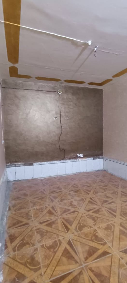 السلام عليكم...
دار خلفي للإيجار الموقع الناصريه حي الحسين قرب مدرسة الاريج وكذلك قرب جامعة العين. 

يتكون من : استقبال * صاله * غرفه * مطبخ * صحيات داخليه وخارجيه مع غرفه كبيره بالطابق الثاني عباره عن مخزن... الدار نظيف وقابل للسكن.

سعر الإيجار ٣٥٠ الف.

---------------------------------------

للإستفسار أكثر زياره مكتب ديار الهلالي للعقارات الواقع في حي العسكري شارع المدارس قرب مدرسه عمار بن ياسر.

رقم الهاتف ***********
