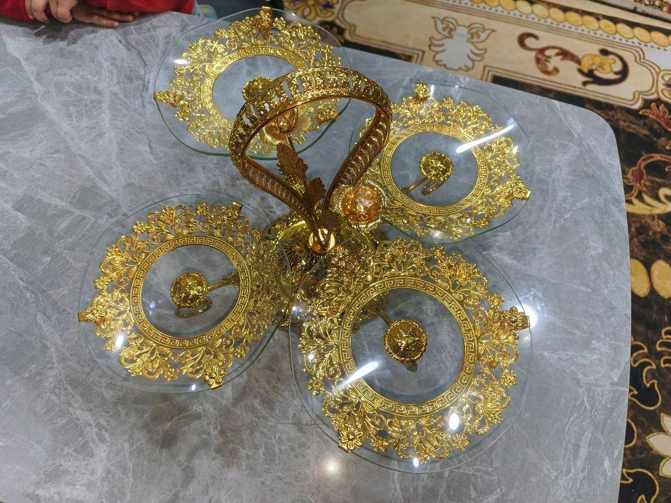 مقدمة حلويات العيد رباعية لون ذهبي 
للبيع قطعة ديكور وتقديم استثنائية تجمع بين الفخامة الكلاسيكية واللمسات العصرية. تتميز بتصميم أنتيك مذهب وتفاصيل فنية دقيقة تجعلها قطعة مركزية (Centerpiece) رائعة لطاولة الضيافة أو غرف المعيشة.