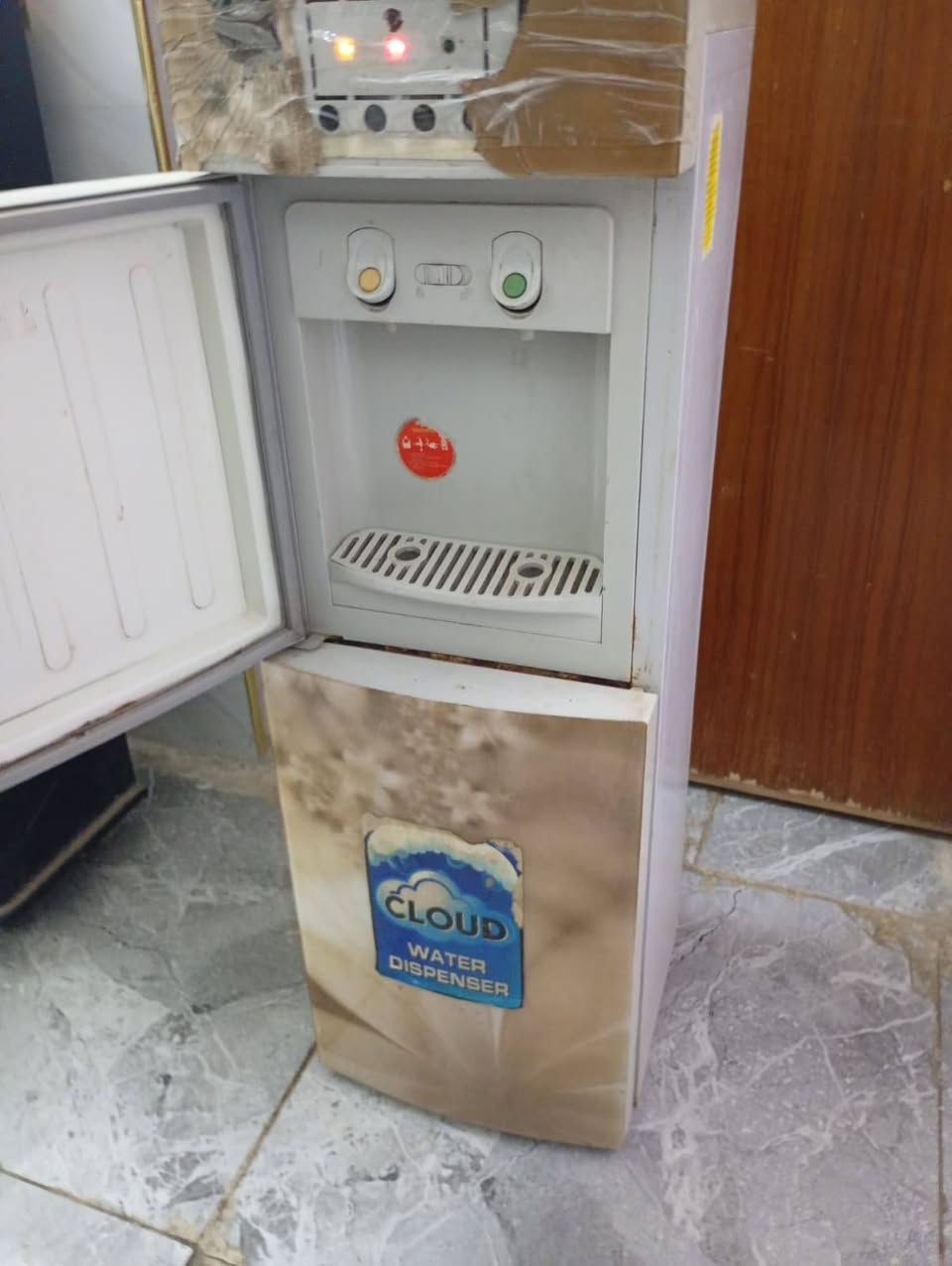 غراض مستعمله بس نضيفه للبيع اسعار مناسبه هذه الكاونتر سعره200ولبراد 40ولمبرده  50ولاسعار بيهم مجال التواصل عل هذه الرقم بي وتساب***********
